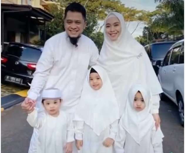 10 Potret Buah Hati Oki Setiana Dewi Kompak Pakai Baju Kembar