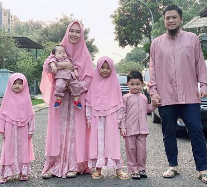 10 Potret Buah Hati Oki Setiana Dewi Kompak Pakai Baju Kembar