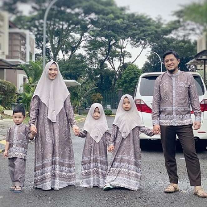 10 Potret Buah Hati Oki Setiana Dewi Kompak Pakai Baju Kembar