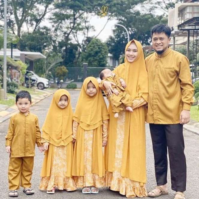 10 Potret Buah Hati Oki Setiana Dewi Kompak Pakai Baju Kembar