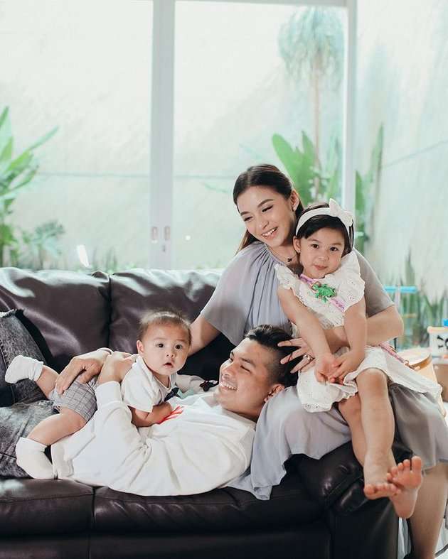 10 Potret Harmonis Chelsea Olivia & Glenn Alinskie Bareng Anak