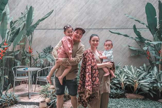 10 Potret Harmonis Chelsea Olivia & Glenn Alinskie Bareng Anak