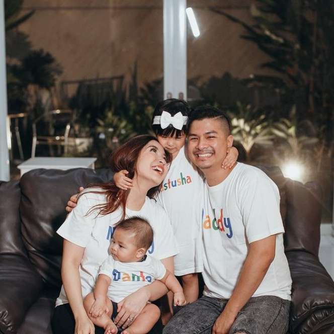 10 Potret Harmonis Chelsea Olivia & Glenn Alinskie Bareng Anak