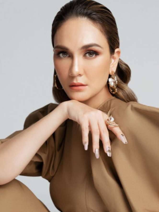 5 Foto Terbaru Luna Maya, Kebangetan Manisnya!