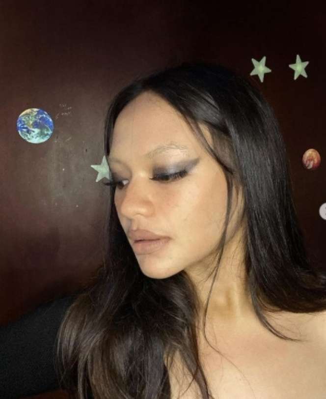 6 Potret Terbaru Amel Carla, Penampilannya Bikin Melongo