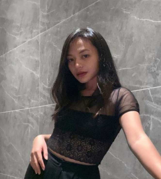 6 Potret Terbaru Amel Carla, Penampilannya Bikin Melongo