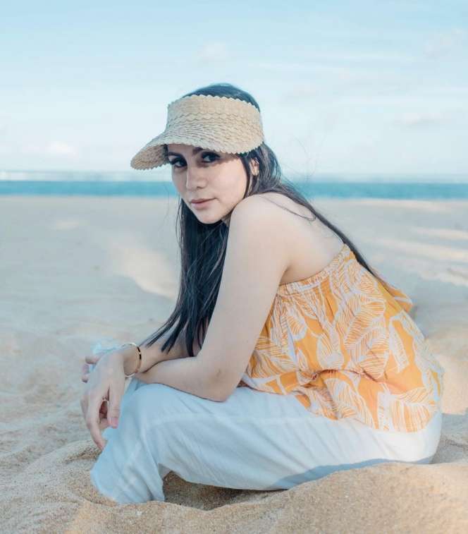 8 Foto Momo Geisha Renang di Bali Disorot, Airnya Kalah Bening