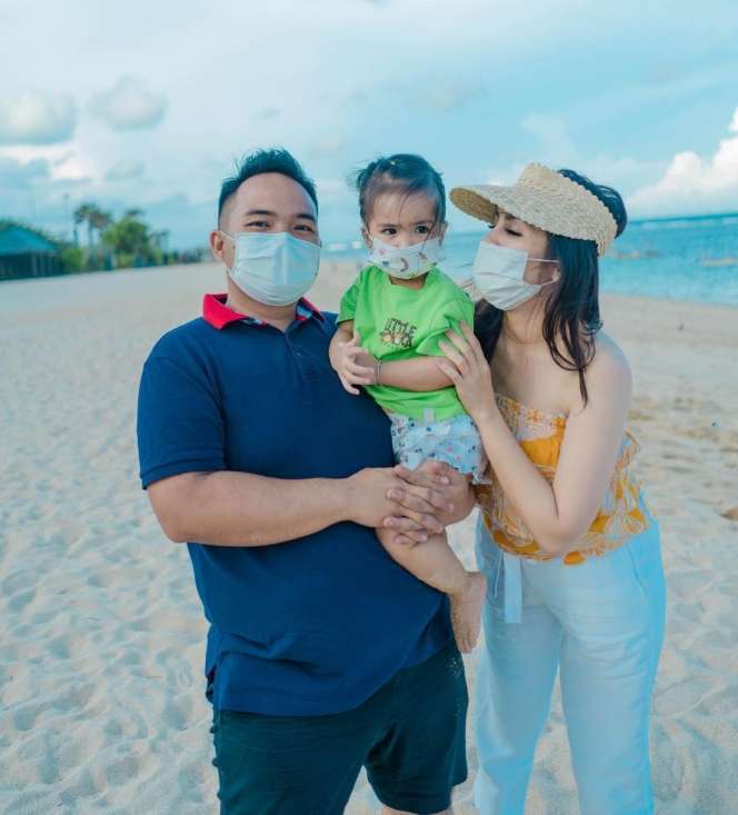 8 Foto Momo Geisha Renang di Bali Disorot, Airnya Kalah Bening