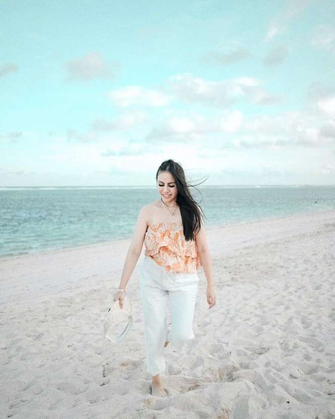 8 Foto Momo Geisha Renang di Bali Disorot, Airnya Kalah Bening