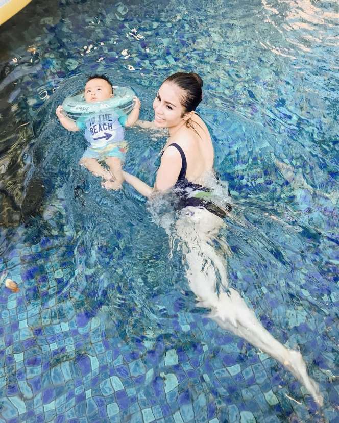 8 Foto Momo Geisha Renang di Bali Disorot, Airnya Kalah Bening