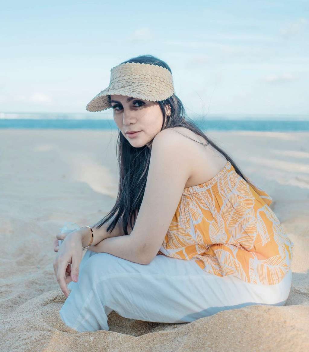 8 Foto Momo Geisha Renang di Bali Disorot, Airnya Kalah Bening