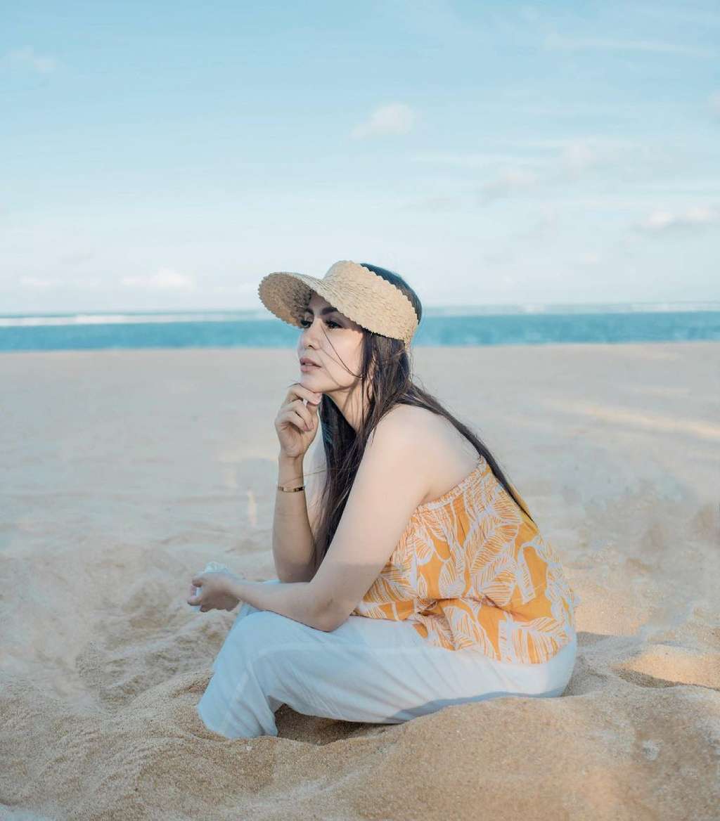 8 Foto Momo Geisha Renang di Bali Disorot, Airnya Kalah Bening