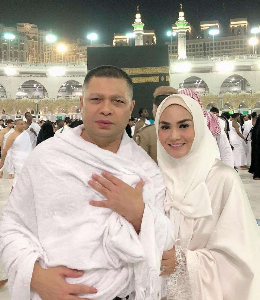 9 Foto Lawas Seleb Saat di Tanah Suci, Ayu Ting Ting Manglingi