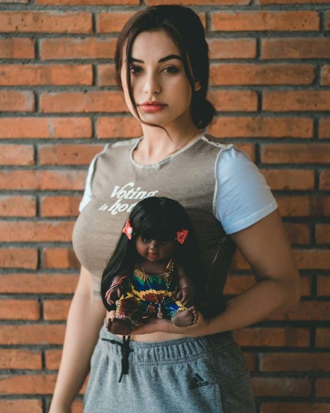 8 Foto Nora Istri Jerinx SID Dandan Ala Gal Gadot, Mirip Abis!