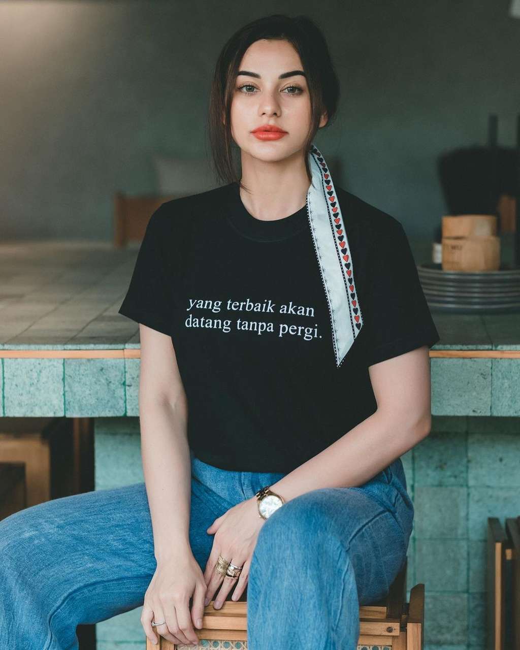 8 Foto Nora Istri Jerinx SID Dandan Ala Gal Gadot, Mirip Abis!
