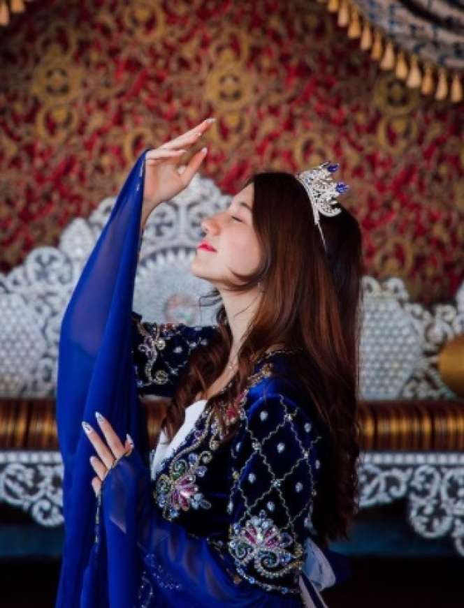 5 Gaya Pemotretan Cassandra Lee Tema Kerajaan, Menakjubkan!