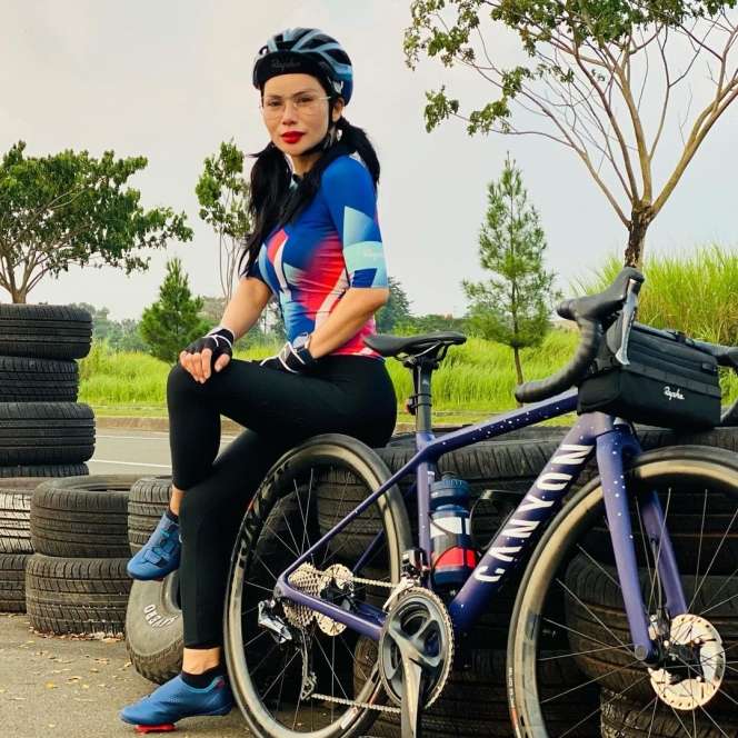 8 Gaya Seksi Devi Demplon, Seleb Viral Didenda karena Masker