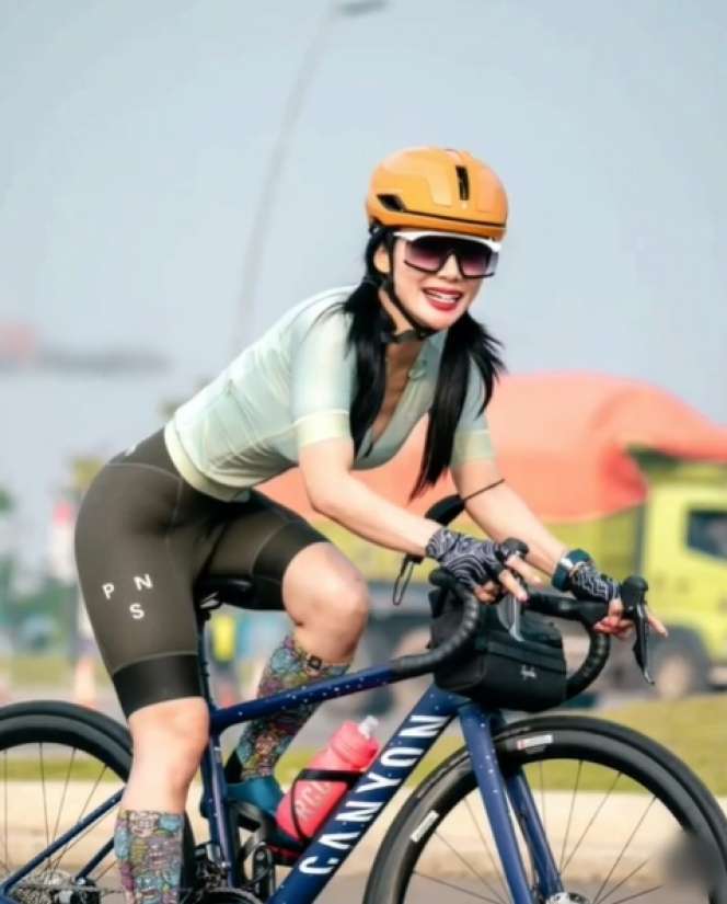 8 Gaya Seksi Devi Demplon, Seleb Viral Didenda karena Masker