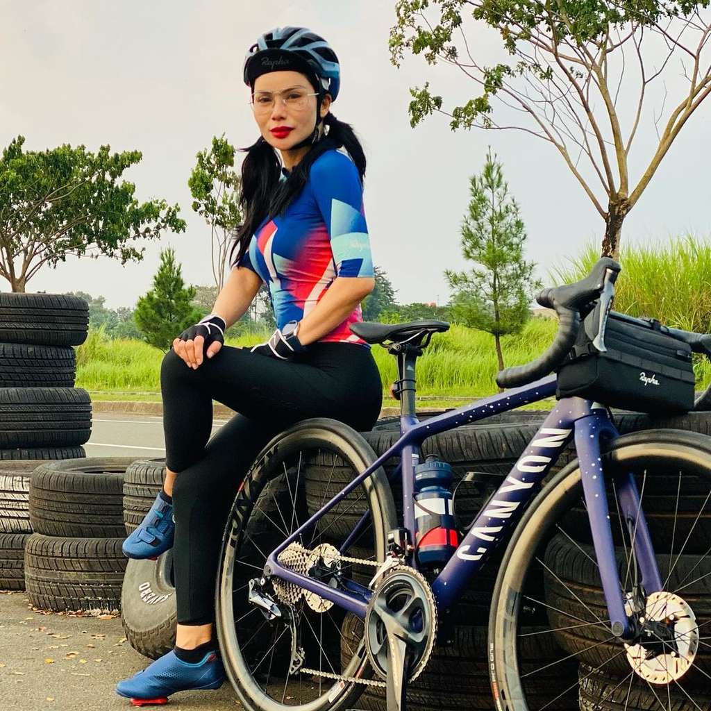 8 Gaya Seksi Devi Demplon, Seleb Viral Didenda karena Masker