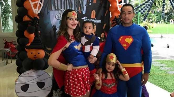 10 Foto Seleb Dandan ala Superhero, Nia Ramadhani Terkeren!