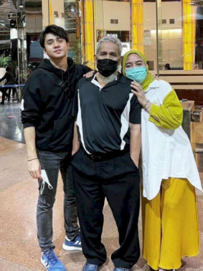Foto-Foto Dekatnya Arbani Yasiz dan Ayah yang Jadi Kenangan