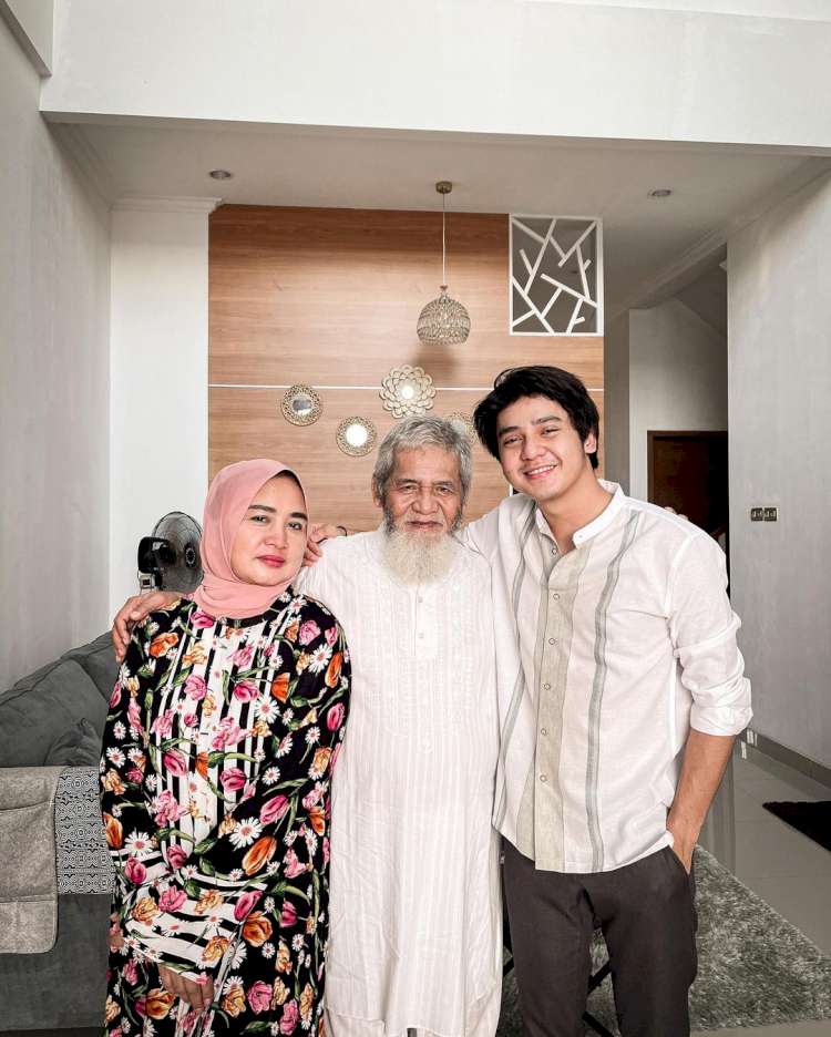 Foto-Foto Dekatnya Arbani Yasiz dan Ayah yang Jadi Kenangan