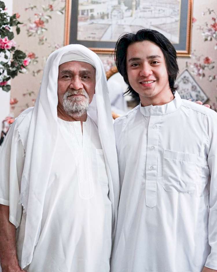 Foto-Foto Dekatnya Arbani Yasiz dan Ayah yang Jadi Kenangan