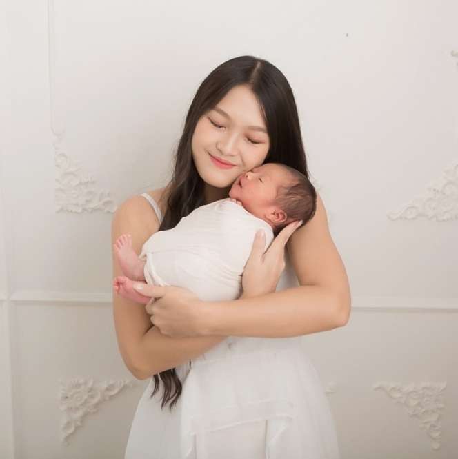 Meninggal di Tukang Ojek Pengkolan, 9 Foto Ana Riana Terkini