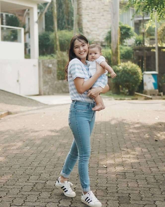 Meninggal di Tukang Ojek Pengkolan, 9 Foto Ana Riana Terkini