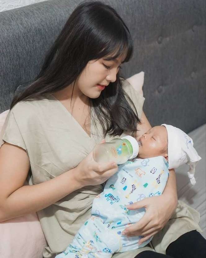 Meninggal di Tukang Ojek Pengkolan, 9 Foto Ana Riana Terkini