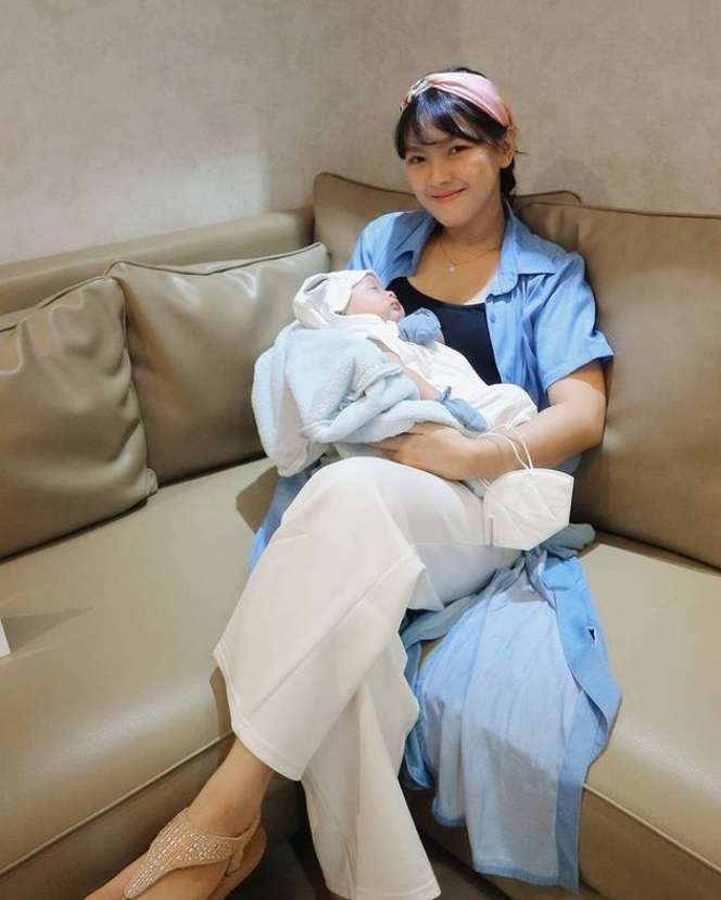 Meninggal di Tukang Ojek Pengkolan, 9 Foto Ana Riana Terkini
