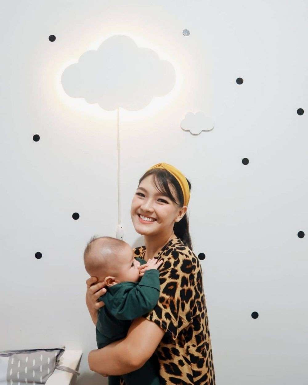 Meninggal di Tukang Ojek Pengkolan, 9 Foto Ana Riana Terkini