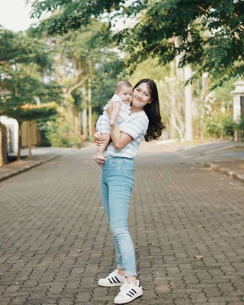 Meninggal di Tukang Ojek Pengkolan, 9 Foto Ana Riana Terkini