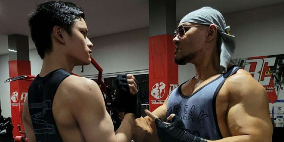 Sama-sama Kekar, Momen Adu Otot Deddy Corbuzier dan Azka