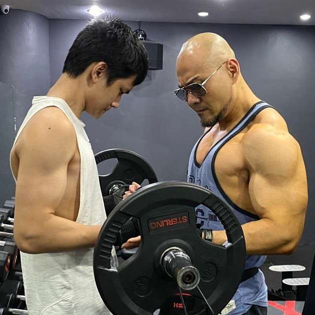 Sama-sama Kekar, Momen Adu Otot Deddy Corbuzier dan Azka