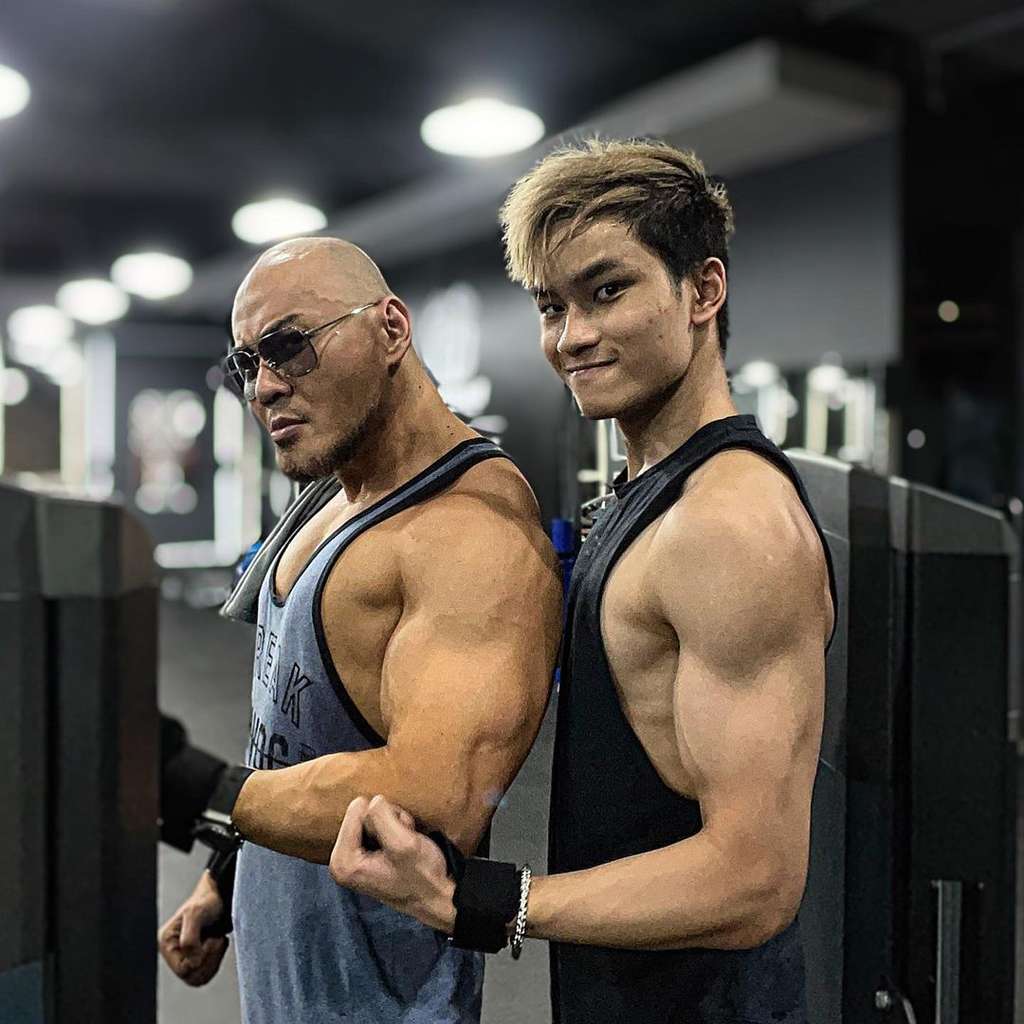 Sama-sama Kekar, Momen Adu Otot Deddy Corbuzier dan Azka