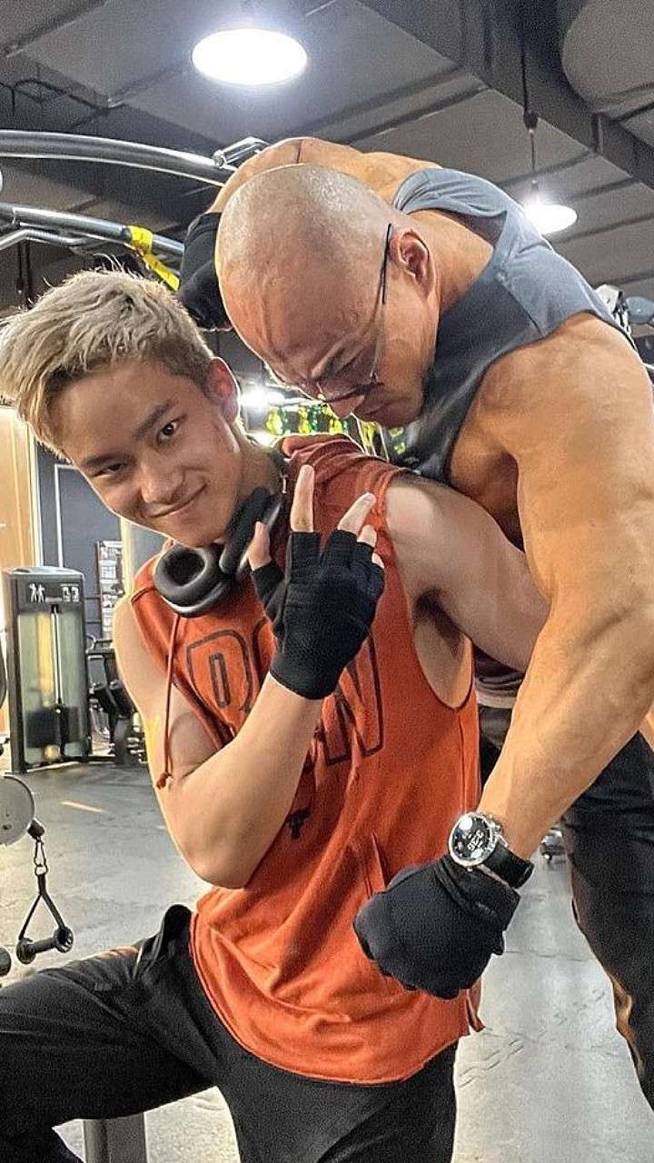 Sama-sama Kekar, Momen Adu Otot Deddy Corbuzier dan Azka