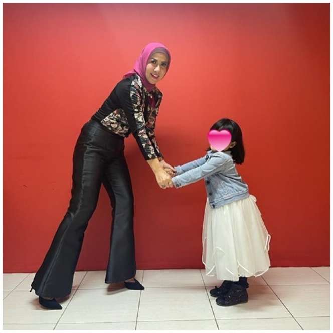 Cantiknya Vania Anak Venna Melinda, Dulu Ditemukan di Masjid