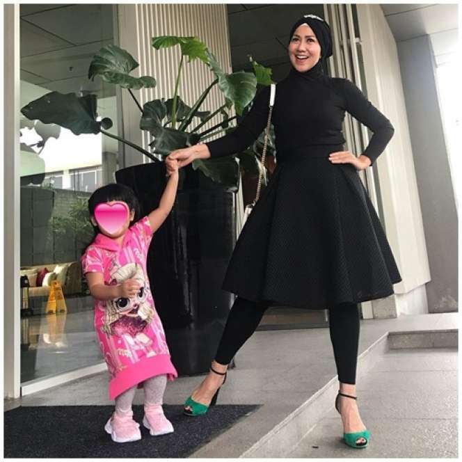 Cantiknya Vania Anak Venna Melinda, Dulu Ditemukan di Masjid