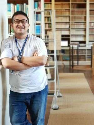8 Foto Indra, Pemuda Indonesia Tim Penemu Vaksin Astrazeneca