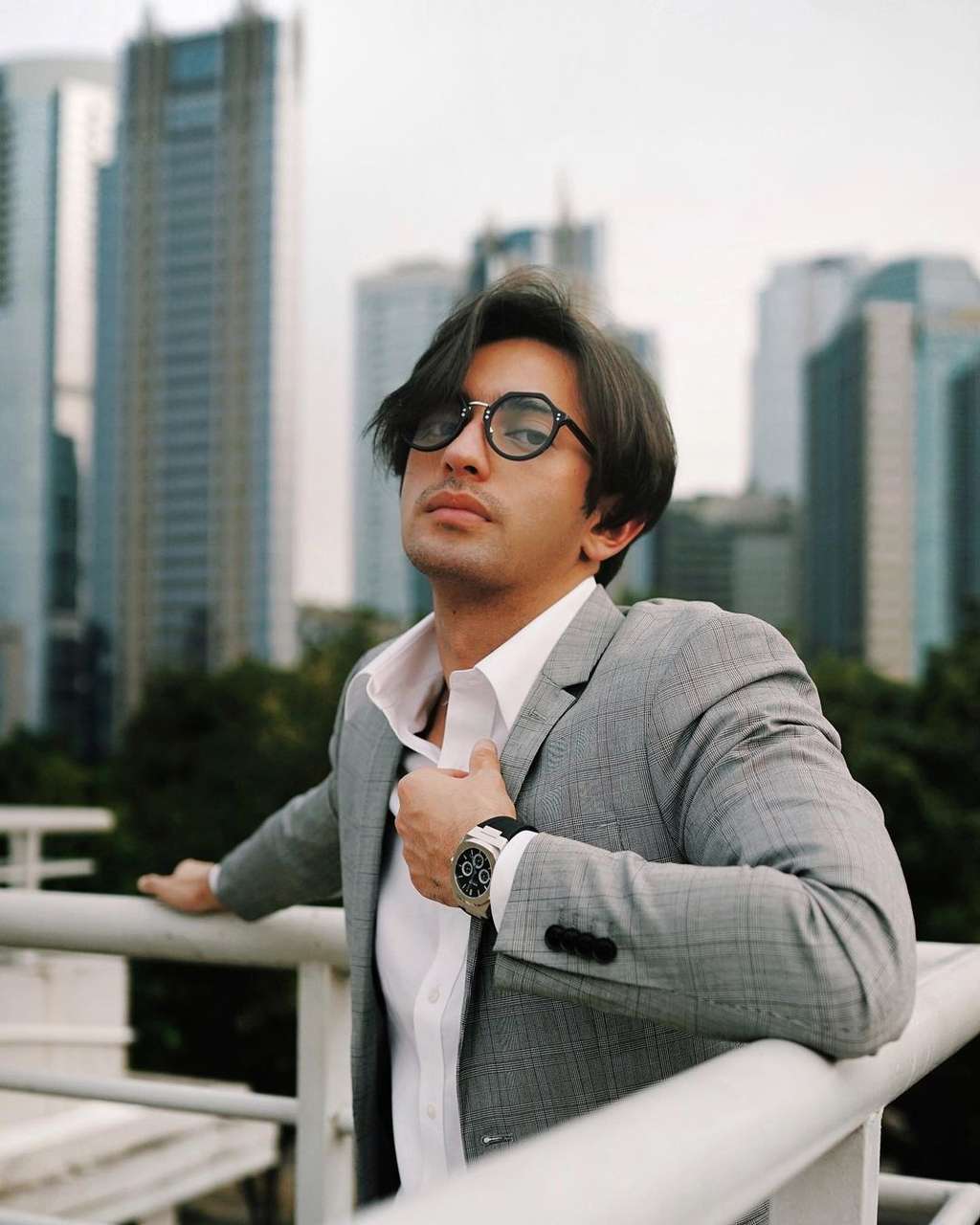 10 Pesona Aktor Pria Pakai Kacamata, Gantengnya Bikin Meleleh