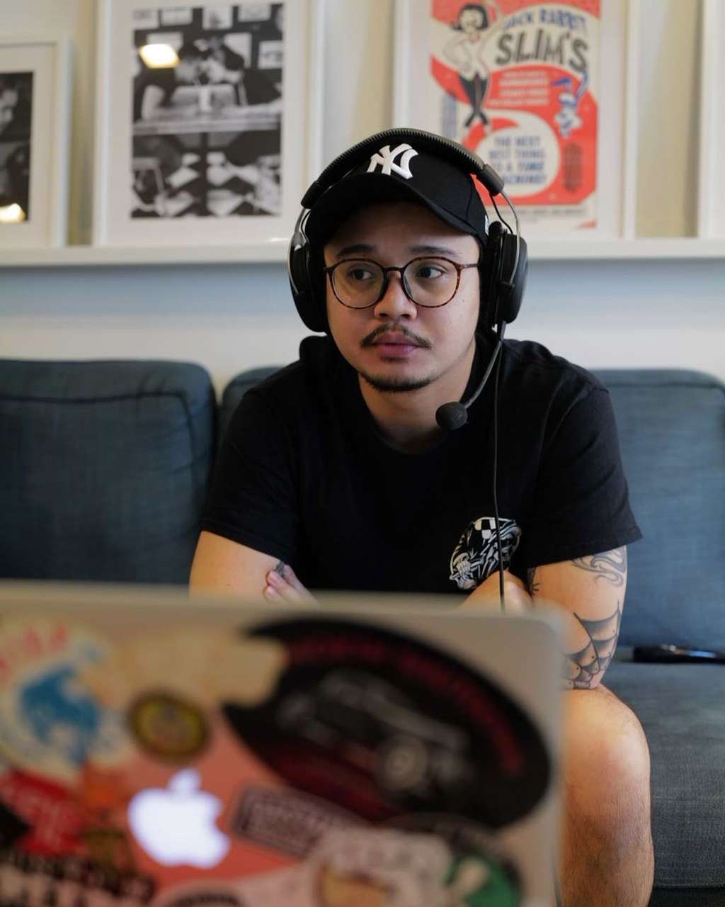 10 Pesona Aktor Pria Pakai Kacamata, Gantengnya Bikin Meleleh