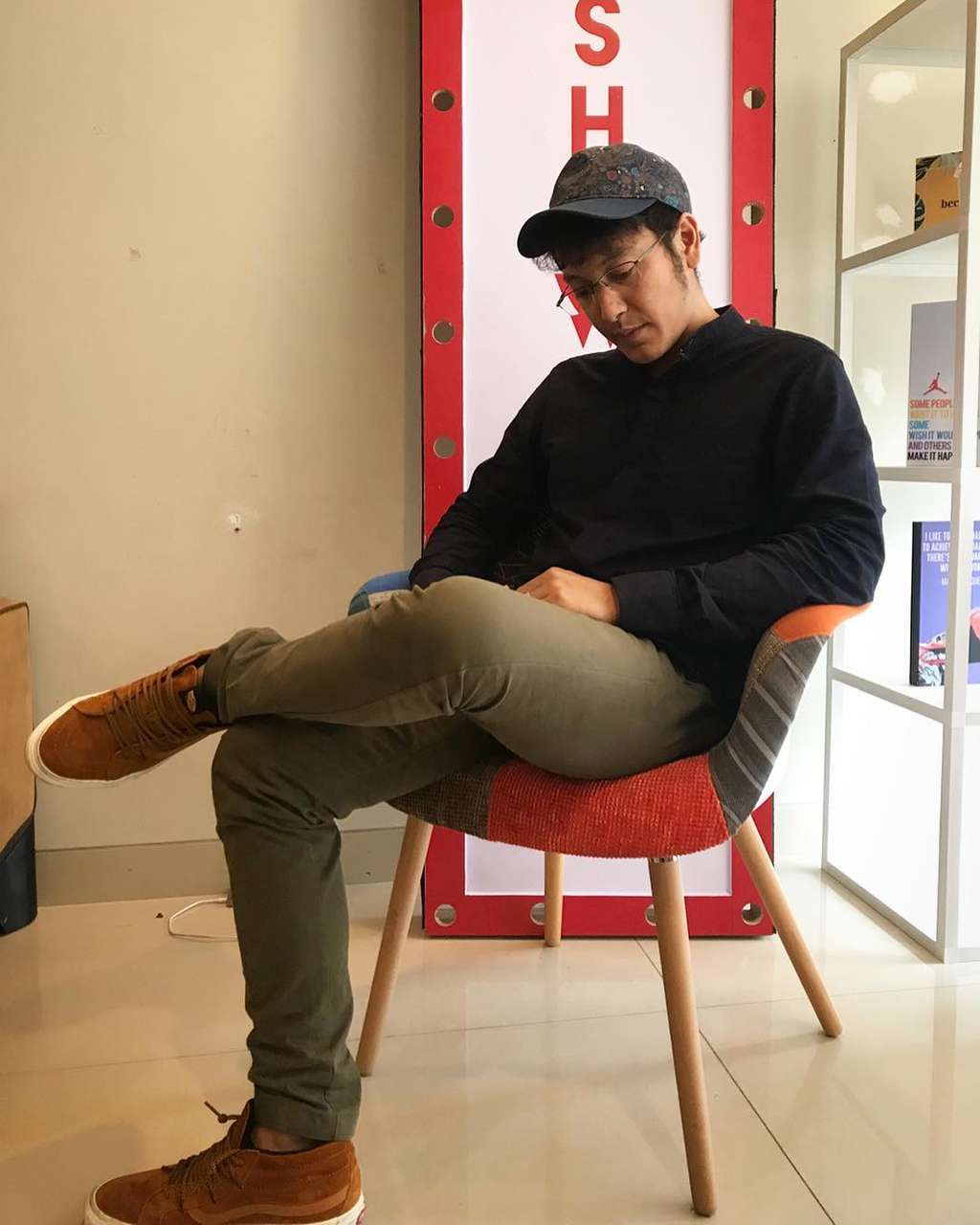 10 Pesona Aktor Pria Pakai Kacamata, Gantengnya Bikin Meleleh