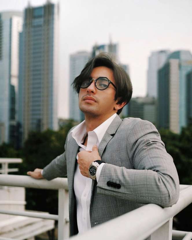 10 Pesona Aktor Pria Pakai Kacamata, Gantengnya Bikin Meleleh