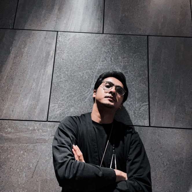 10 Pesona Aktor Pria Pakai Kacamata, Gantengnya Bikin Meleleh