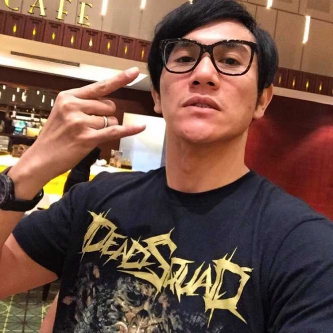 10 Pesona Aktor Pria Pakai Kacamata, Gantengnya Bikin Meleleh