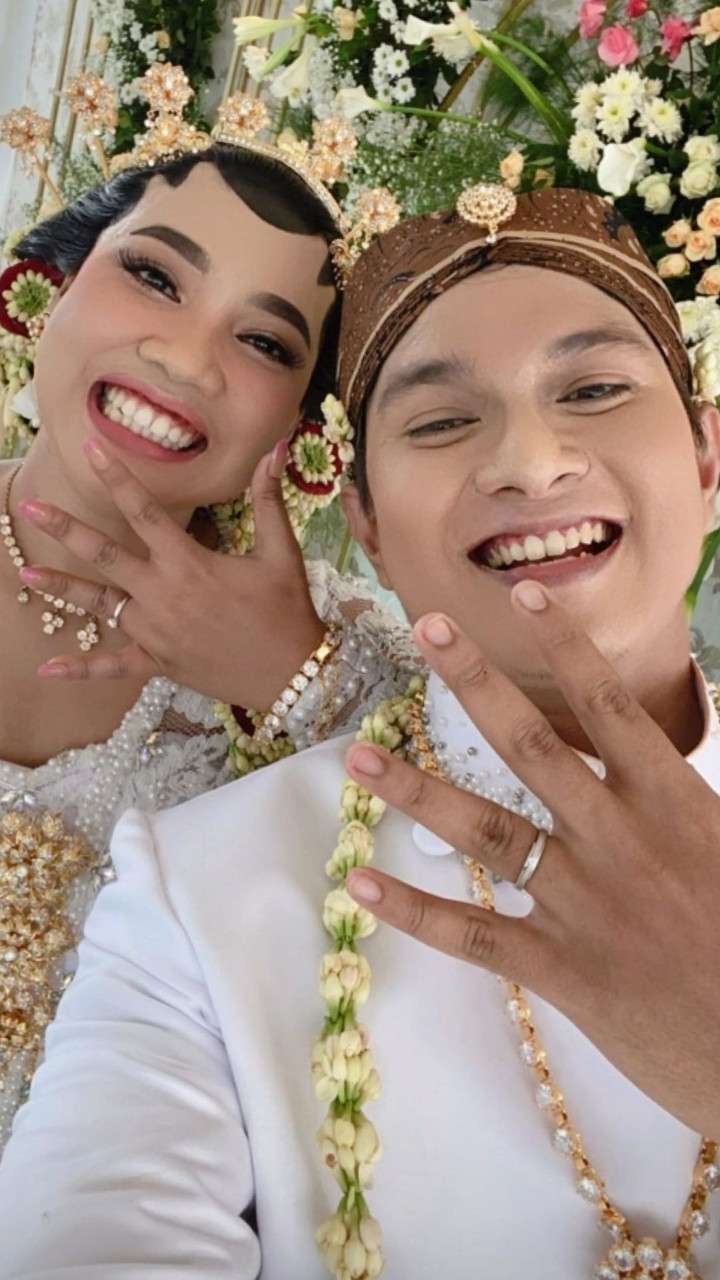 5 Momen Pernikahan Mumuk Gomez dan Eno Retra