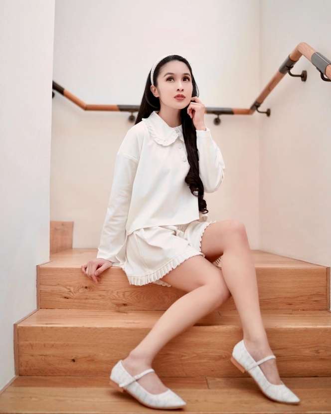 Punya 2 Anak, Begini 10 Foto Sandra Dewi yang Kayak ABG