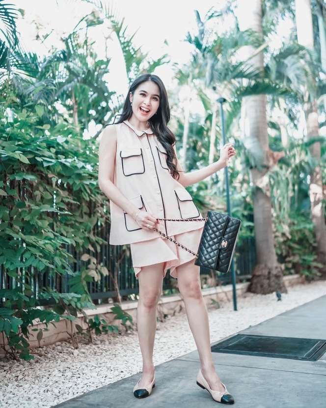 Punya 2 Anak, Begini 10 Foto Sandra Dewi yang Kayak ABG