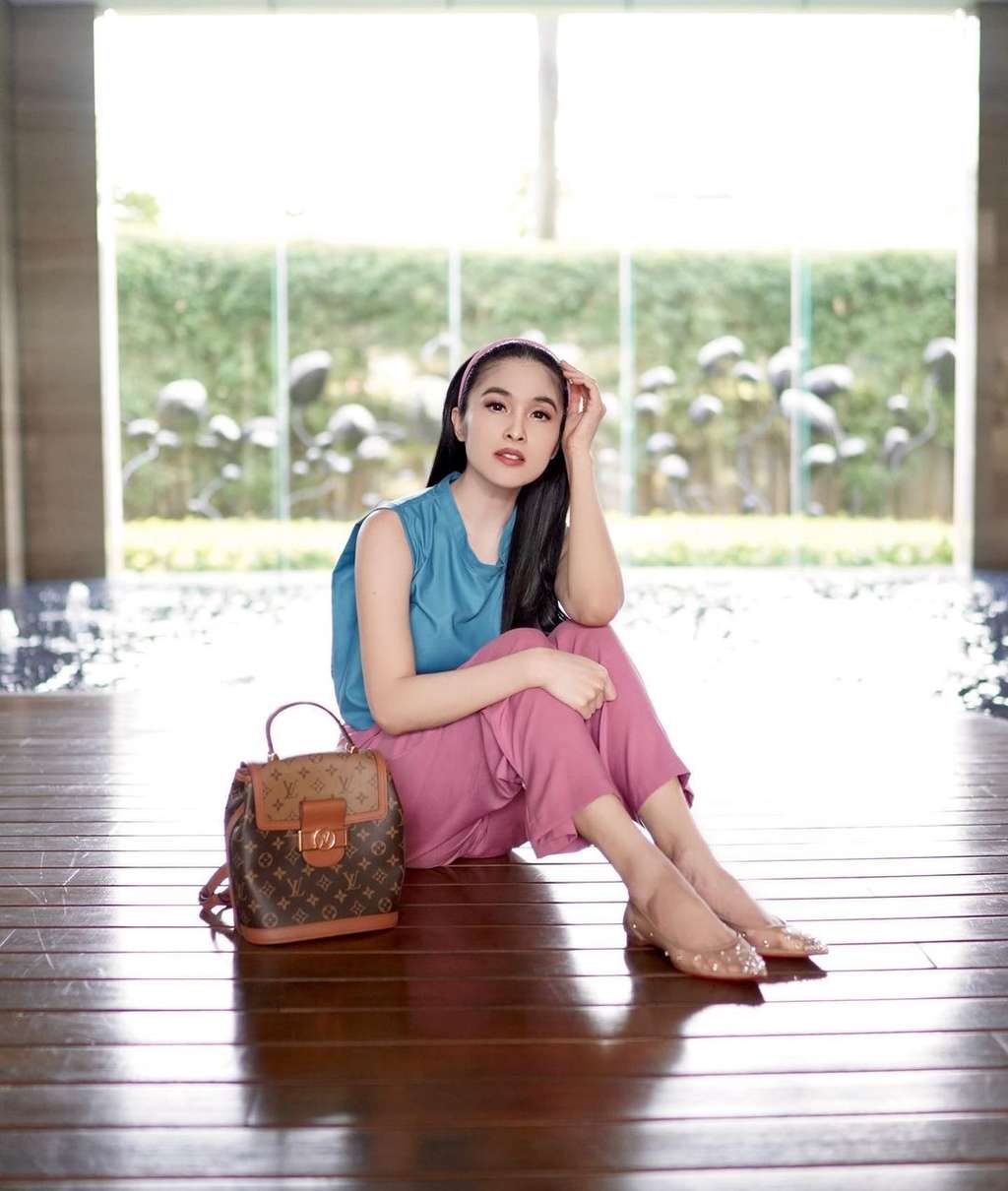 Punya 2 Anak, Begini 10 Foto Sandra Dewi yang Kayak ABG